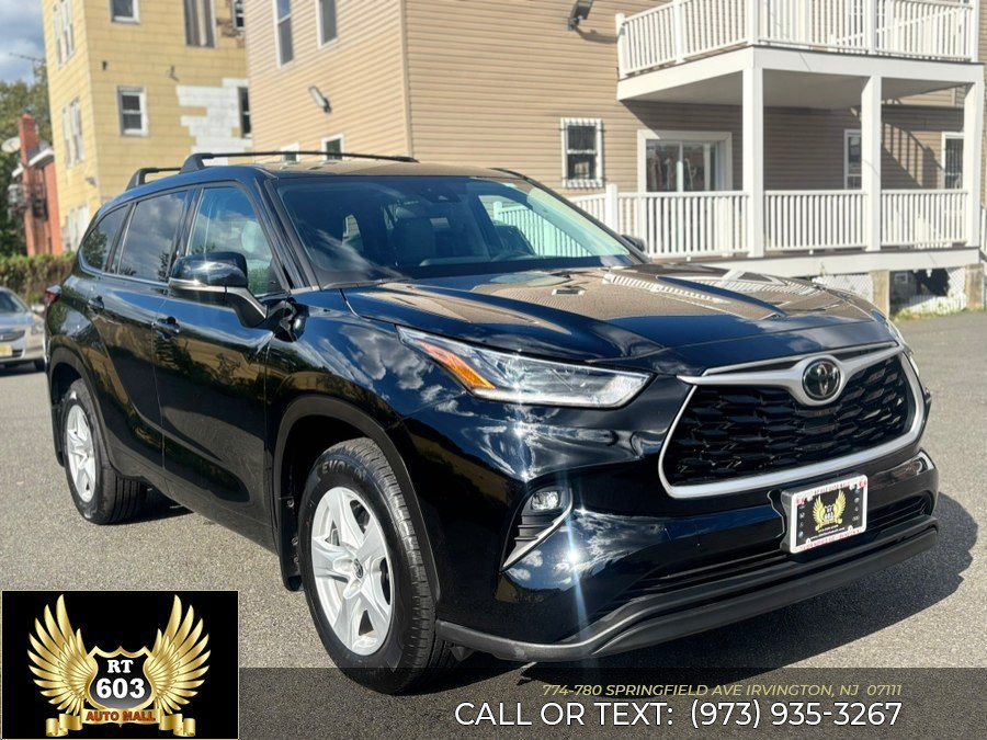 Used 2021 Toyota Highlander LE AWD/4WD image 3