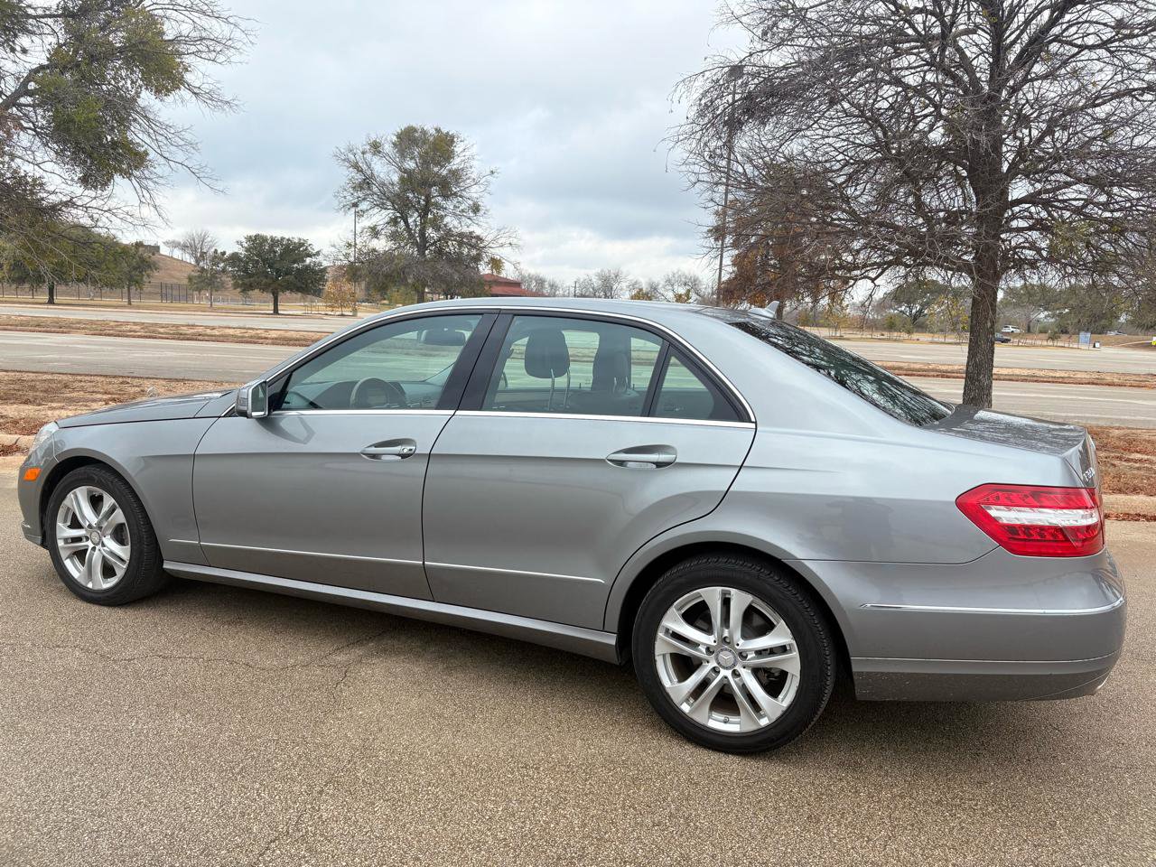 Used 2011 Mercedes-Benz E 350 Sedan image 3