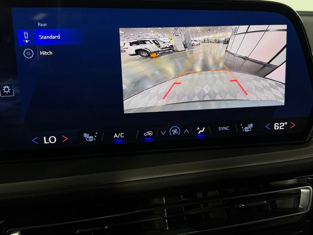 Used 2025 Chevrolet Traverse LT FWD image 20