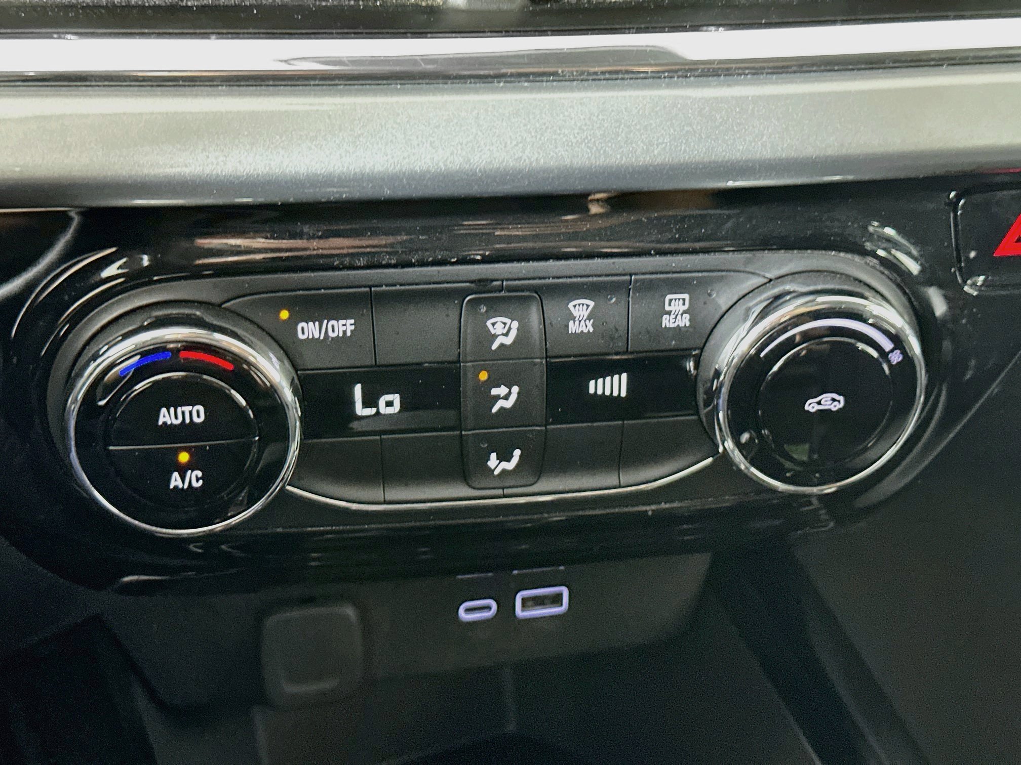 Used 2025 Chevrolet Trax LT FWD image 23
