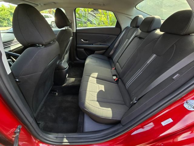 Used 2025 Hyundai Elantra SEL image 11