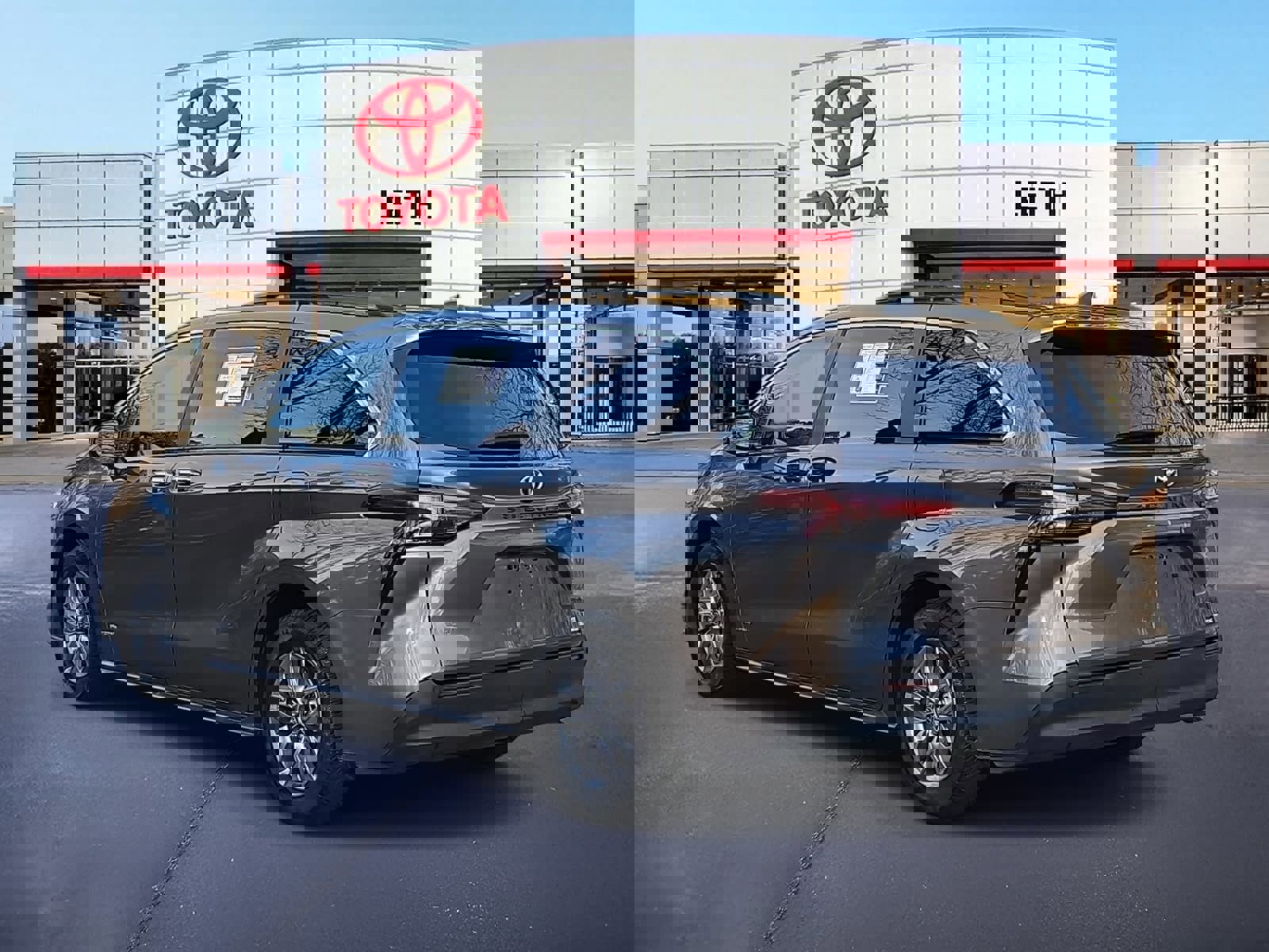 Used 2021 Toyota Sienna XLE image 7