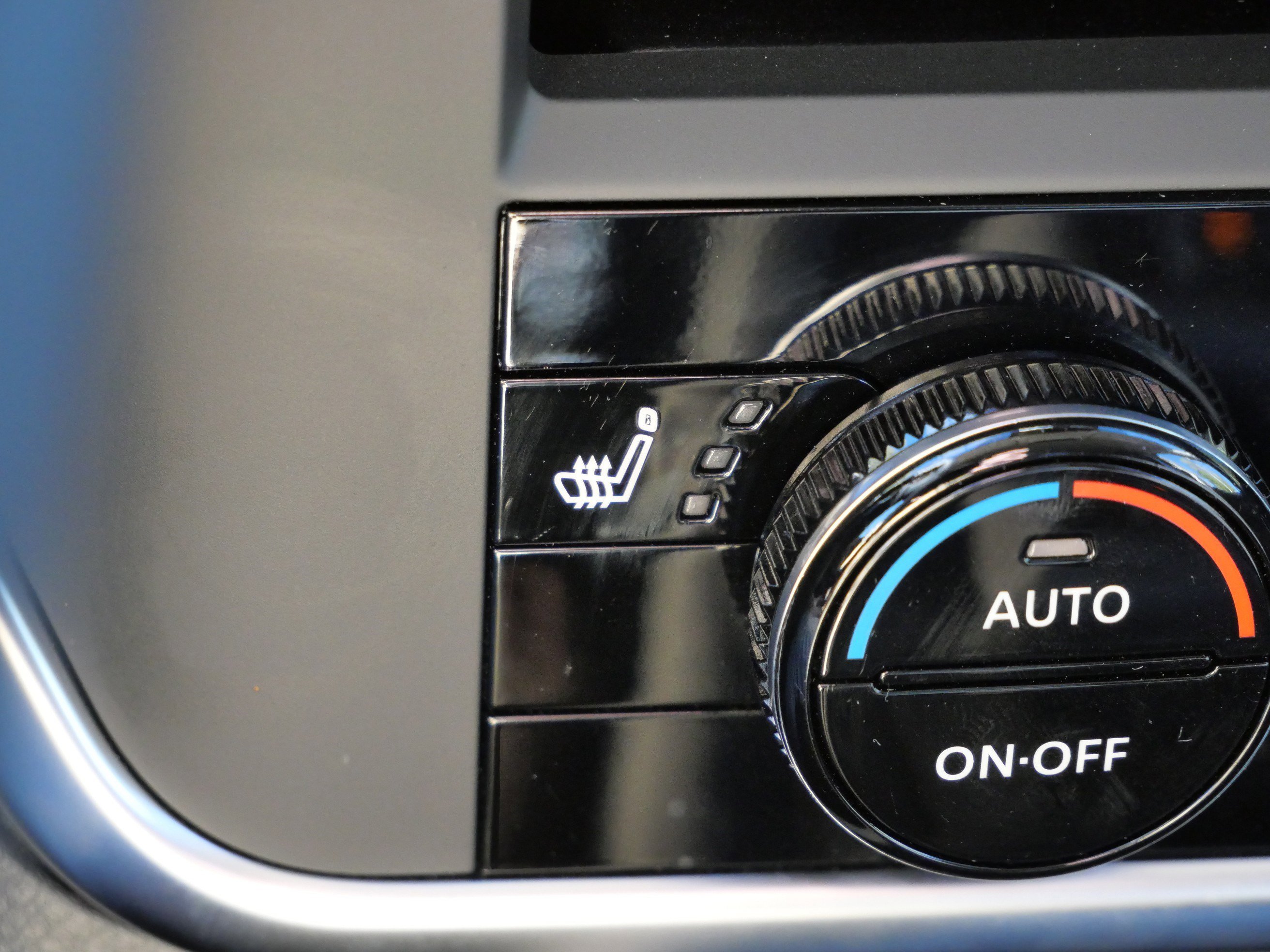 Used 2025 Nissan Rogue SV image 29