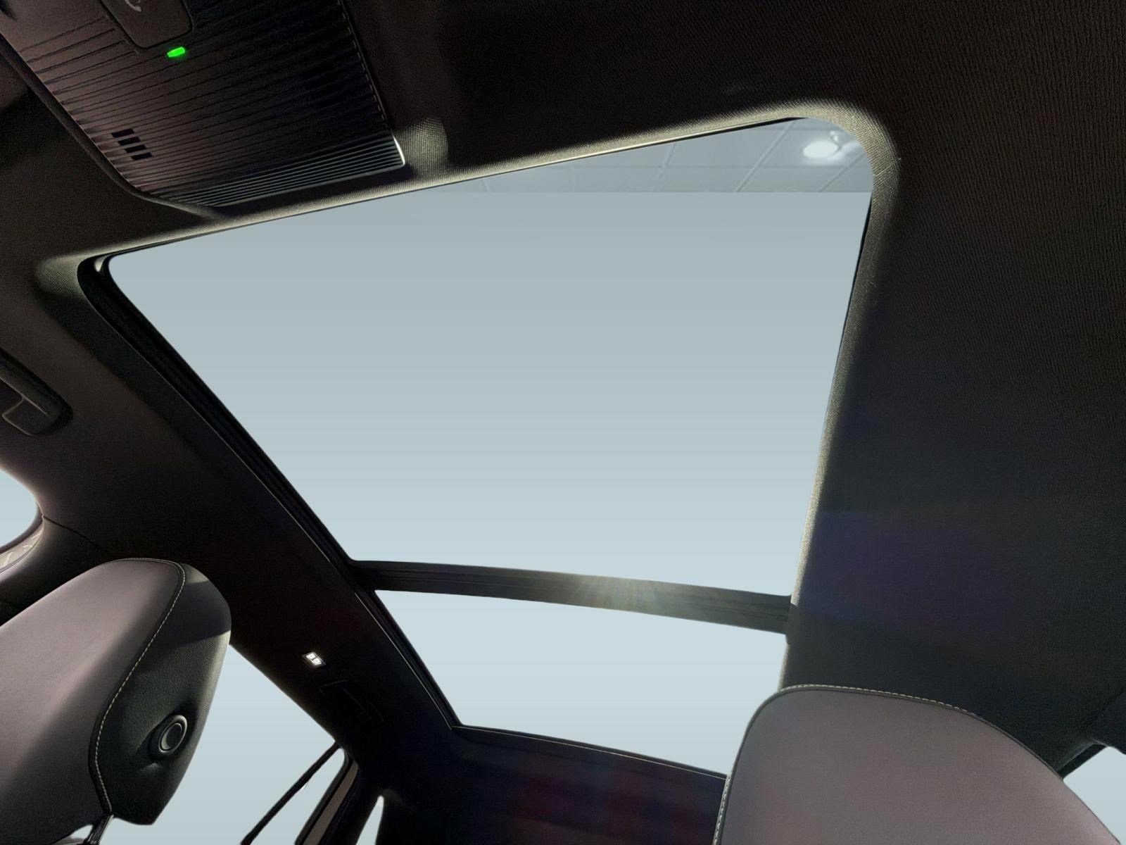 Used 2025 Volkswagen Tiguan SE R-Line image 16