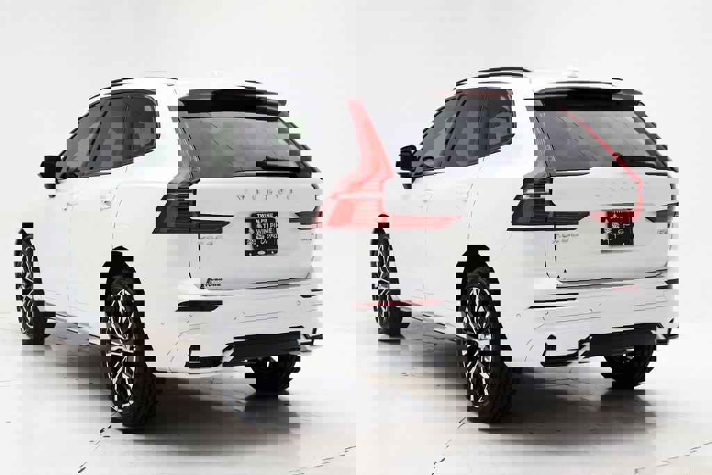 Used 2024 Volvo XC60 B5 Plus w/ Protection Package Premier image 6