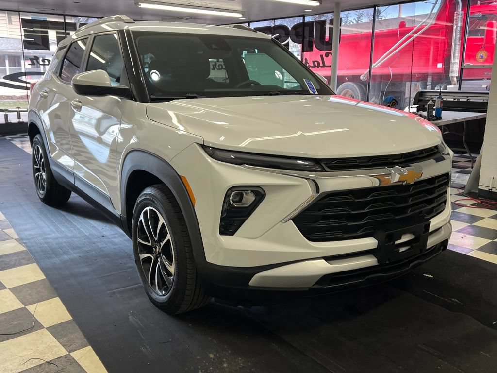 Used 2024 Chevrolet TrailBlazer LT FWD image 1