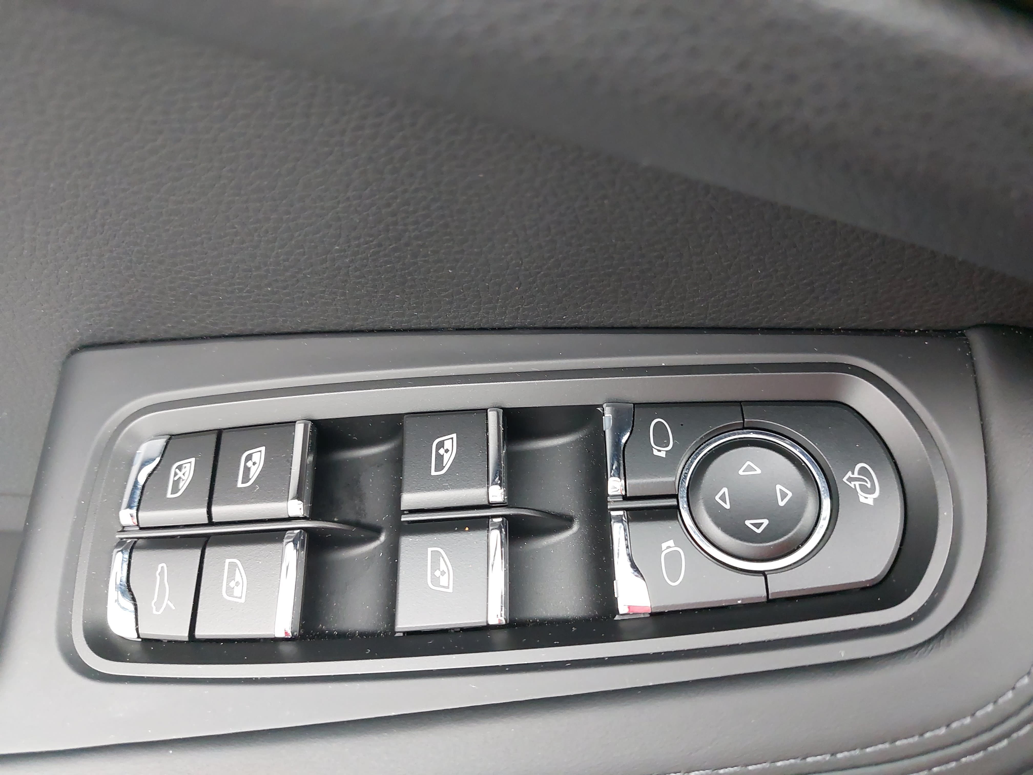 Certified 2026 Porsche Macan Turbo AWD/4WD image 30