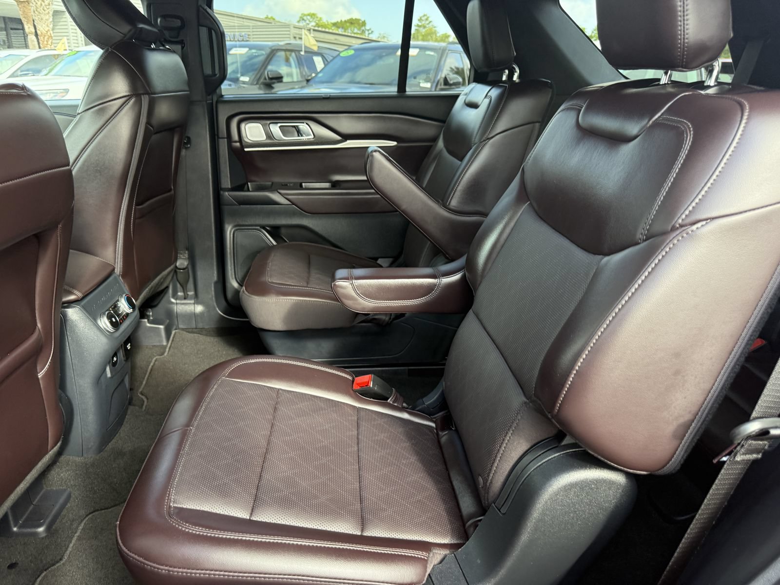Certified 2025 Ford Explorer Platinum RWD image 17