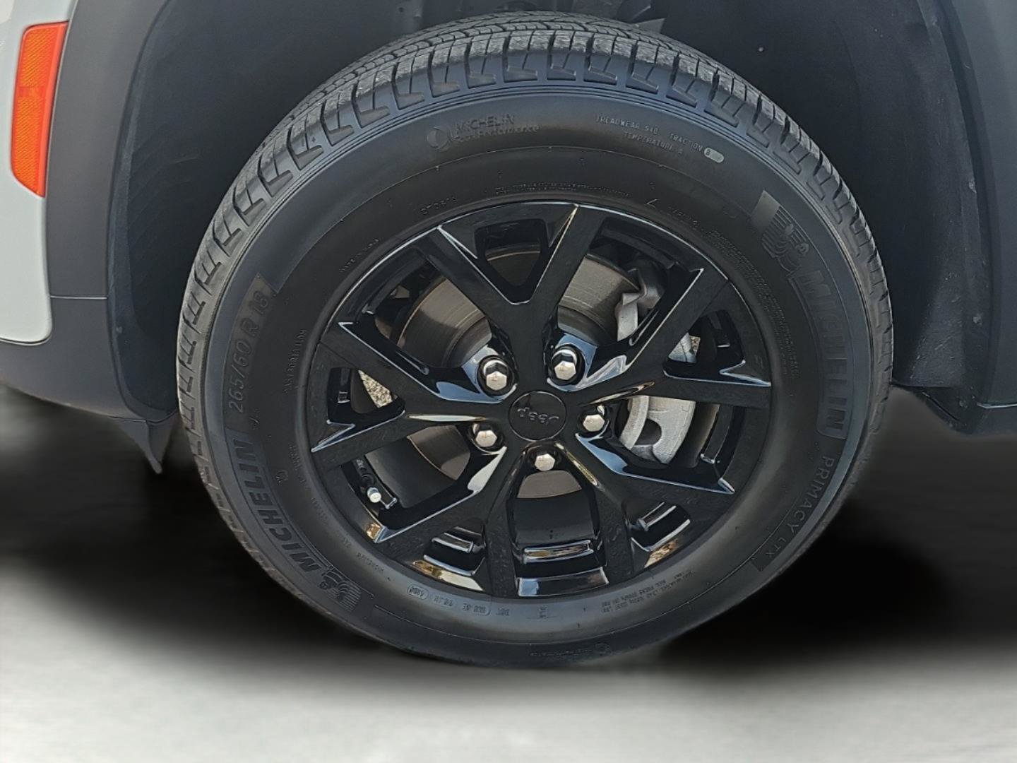 Used 2025 Jeep Grand Cherokee Altitude RWD image 11