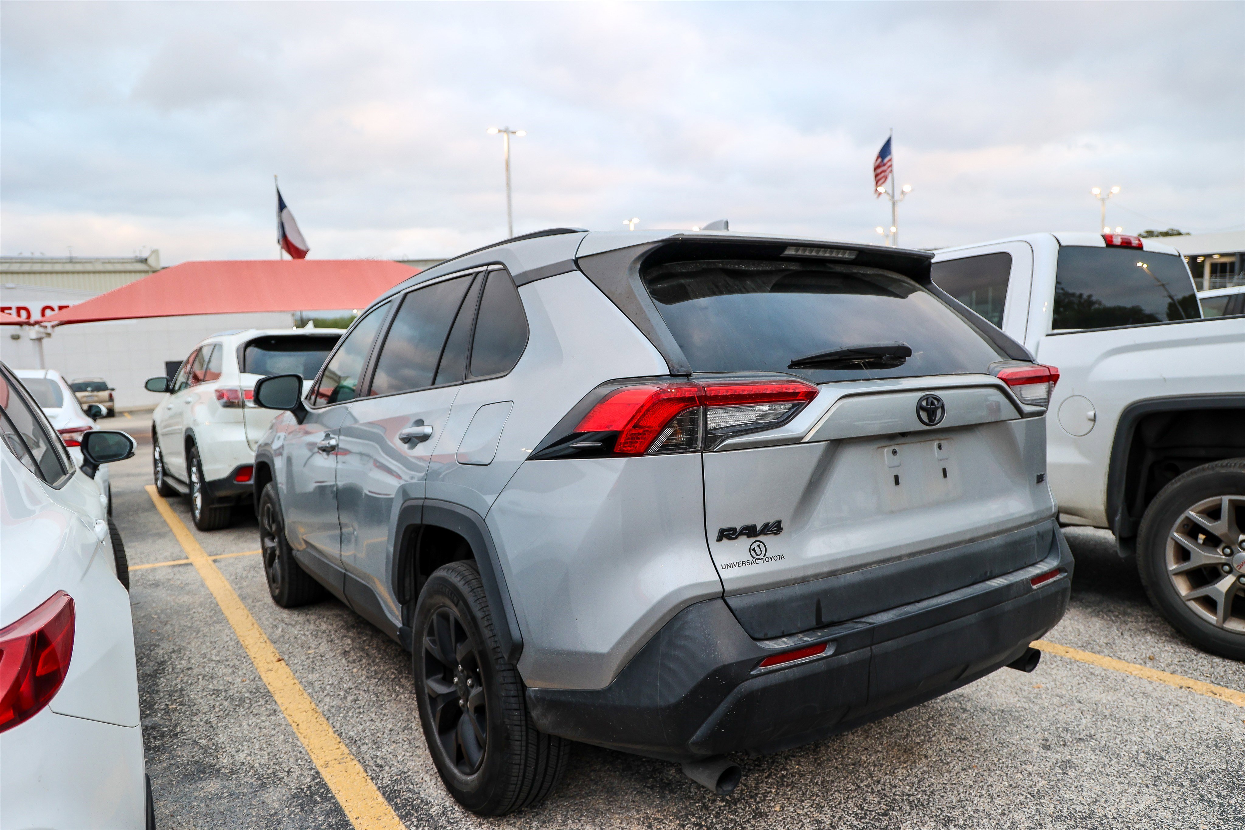 Used 2021 Toyota RAV4 LE image 9