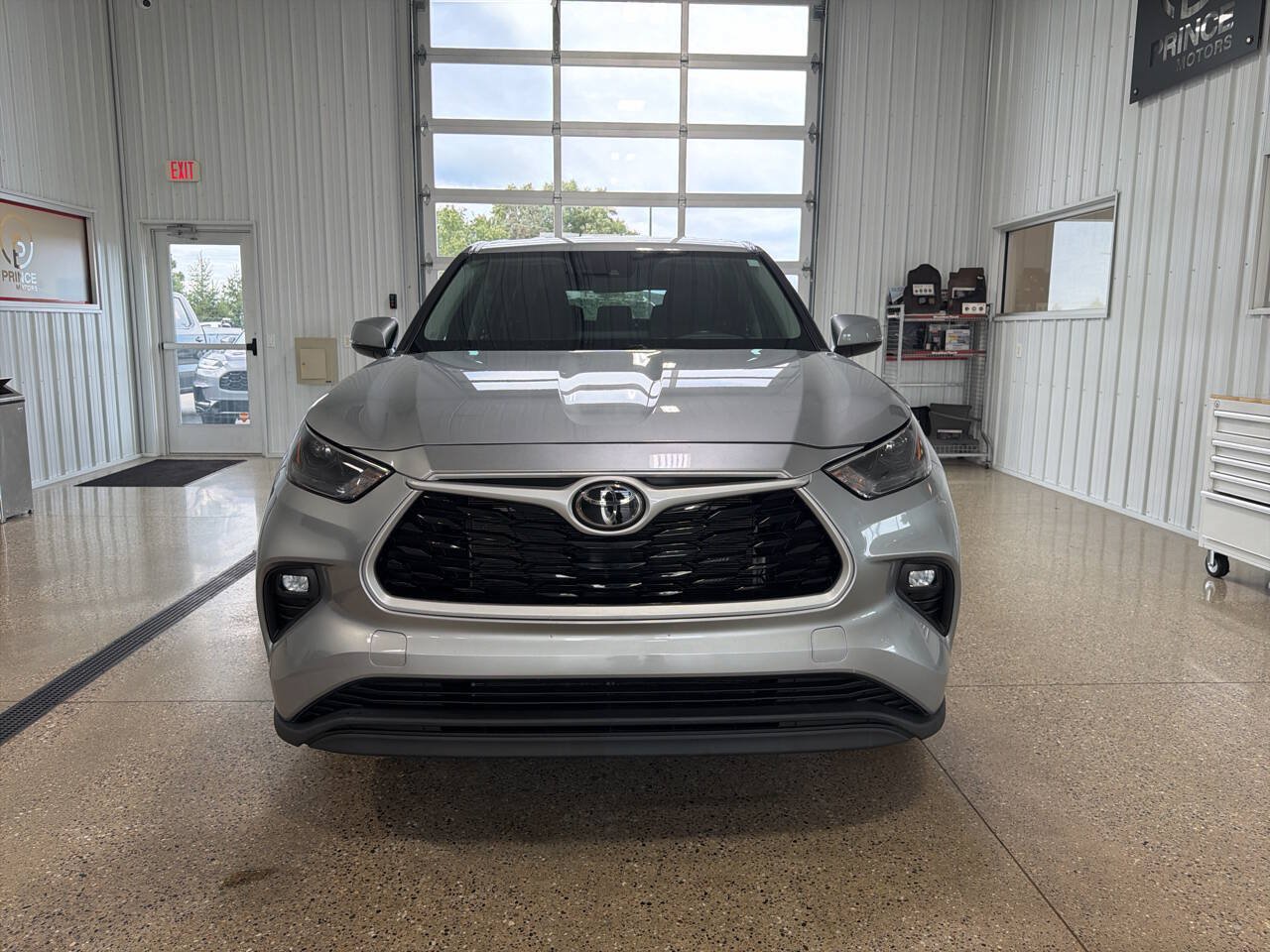 Used 2023 Toyota Highlander LE AWD/4WD image 7