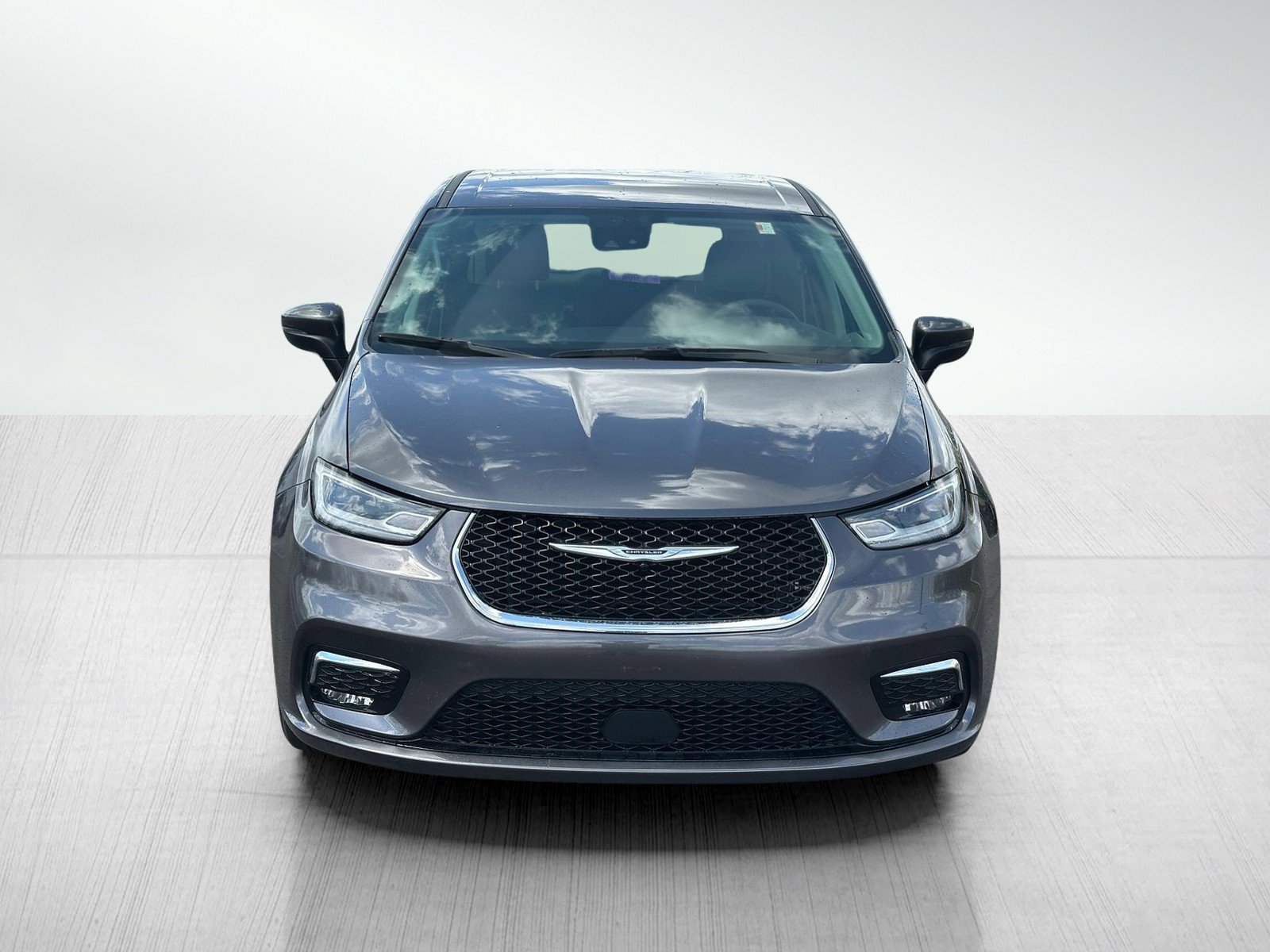 Used 2023 Chrysler Pacifica Touring-L FWD image 2
