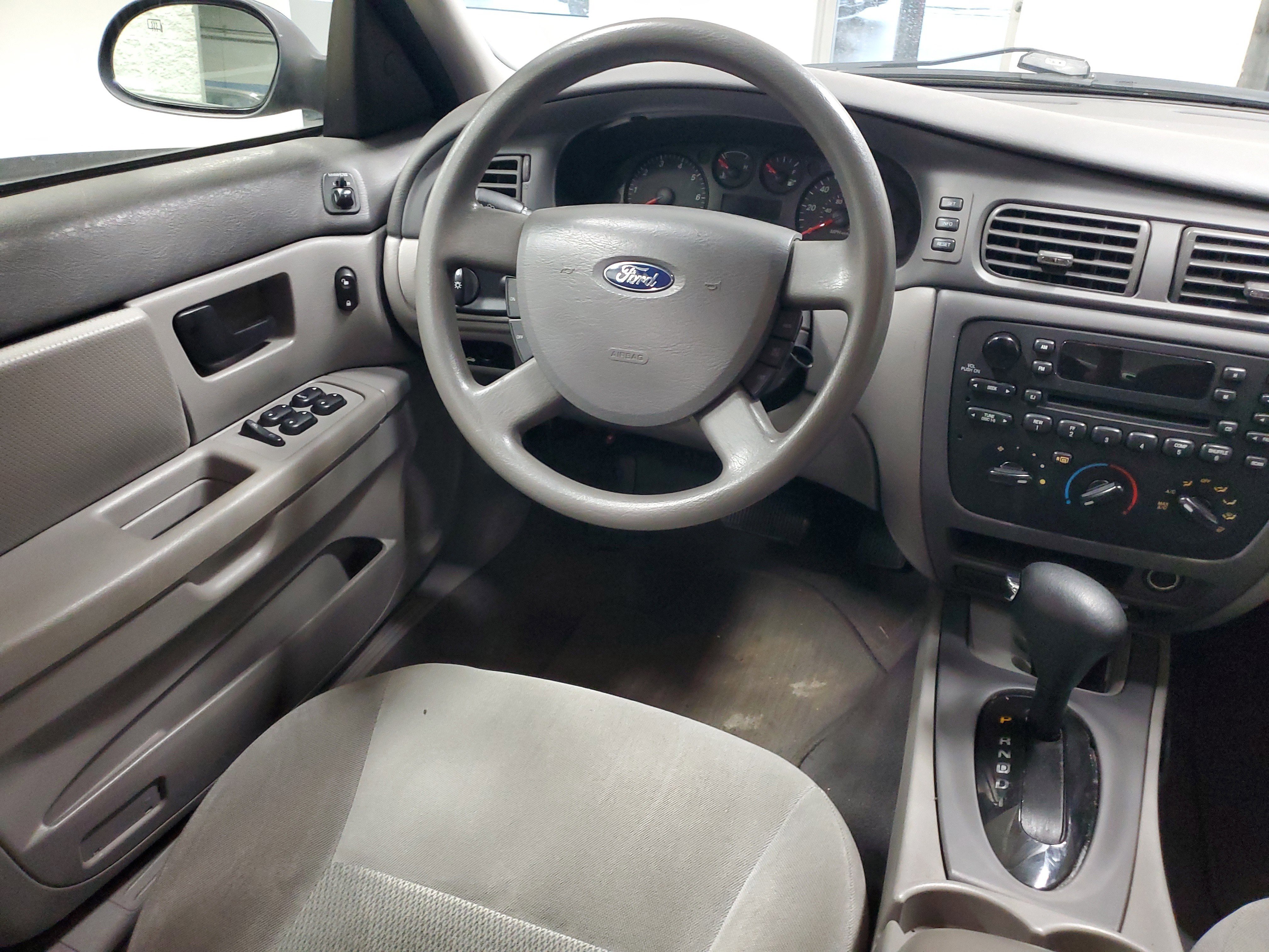 Used 2005 Ford Taurus SE FWD image 13