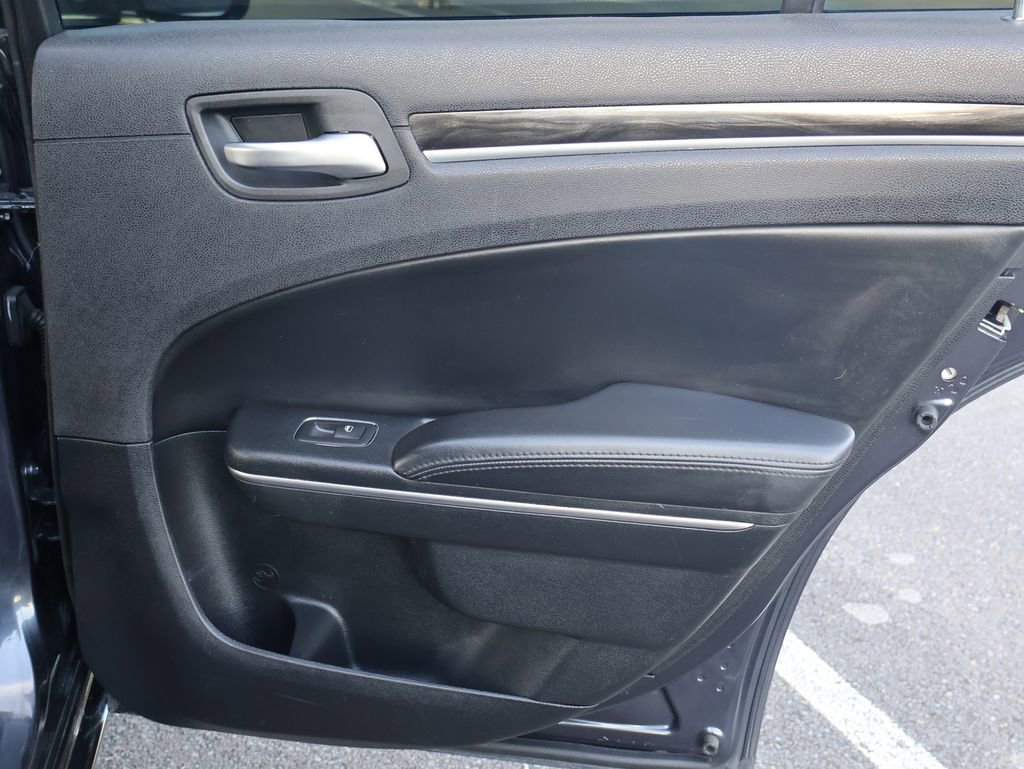 Used 2016 Chrysler 300 Limited image 28
