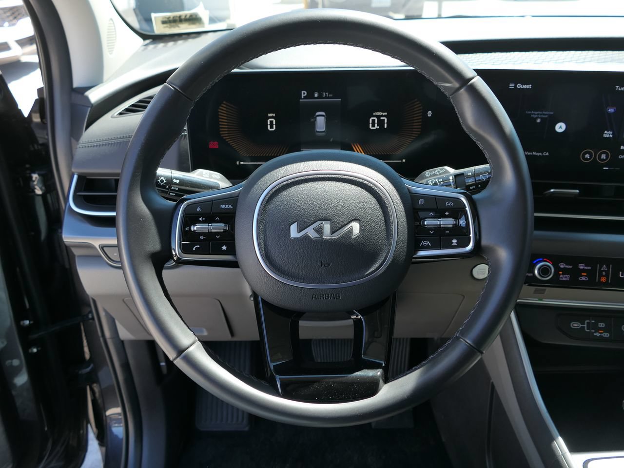 Used 2025 Kia Carnival FWD image 18