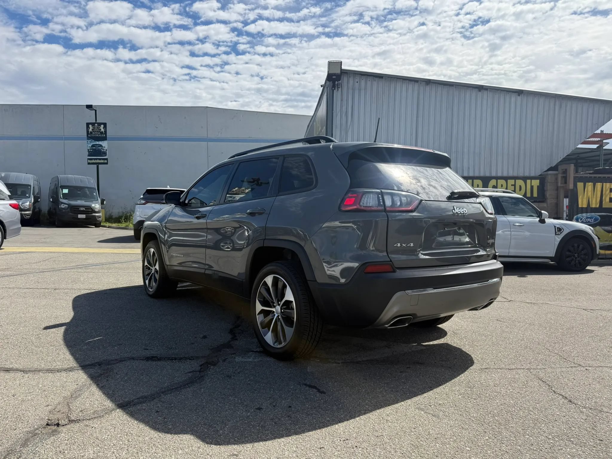 Used 2022 Jeep Cherokee Limited w/ Elite Package AWD/4WD image 3