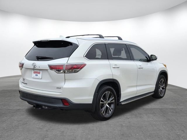 Used 2016 Toyota Highlander XLE image 3