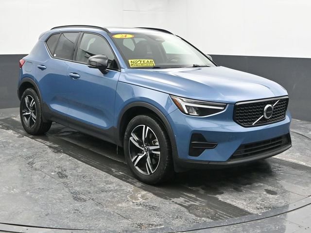 Used 2024 Volvo XC40 B5 Core image 2