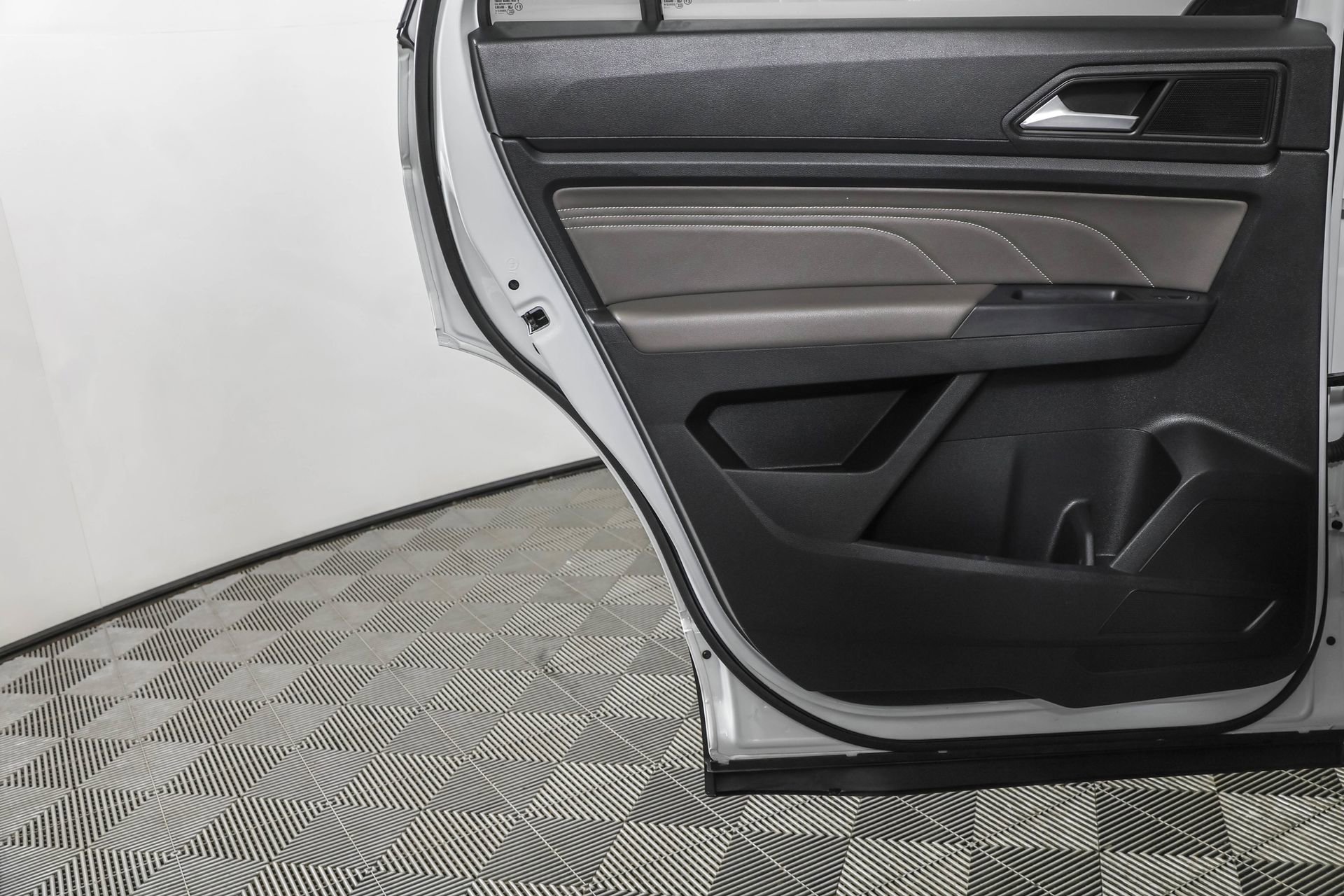 Used 2021 Volkswagen Atlas Cross Sport SEL image 38