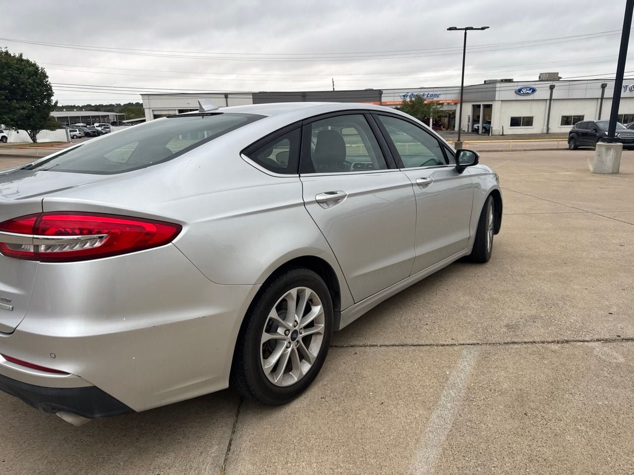 Used 2019 Ford Fusion SE FWD image 4
