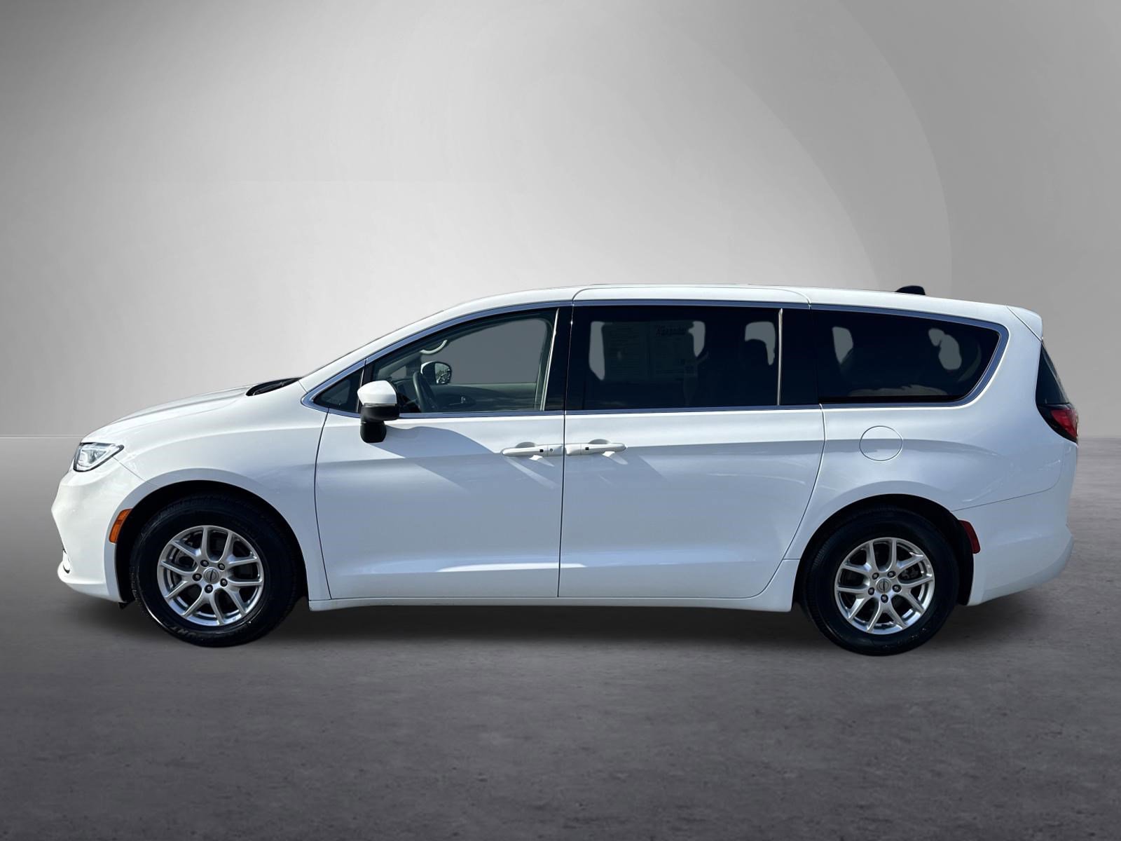 Used 2023 Chrysler Pacifica Touring-L image 7