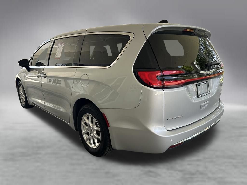 Used 2024 Chrysler Pacifica Touring-L FWD image 4