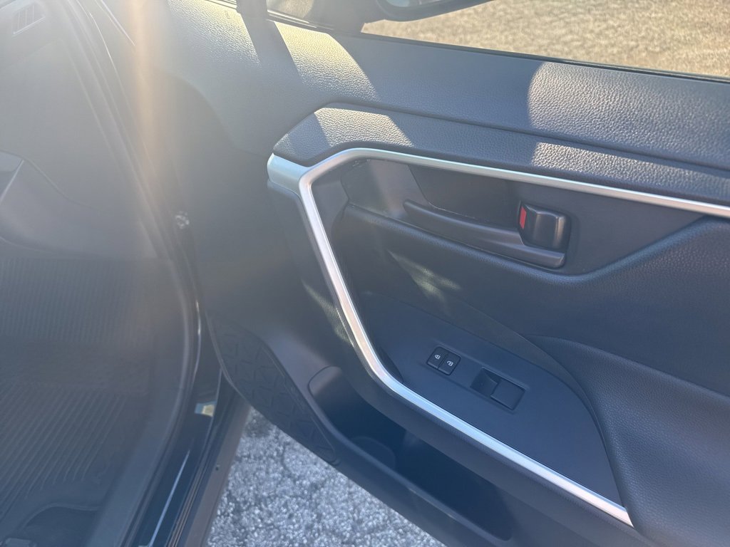 Used 2022 Toyota RAV4 LE image 12