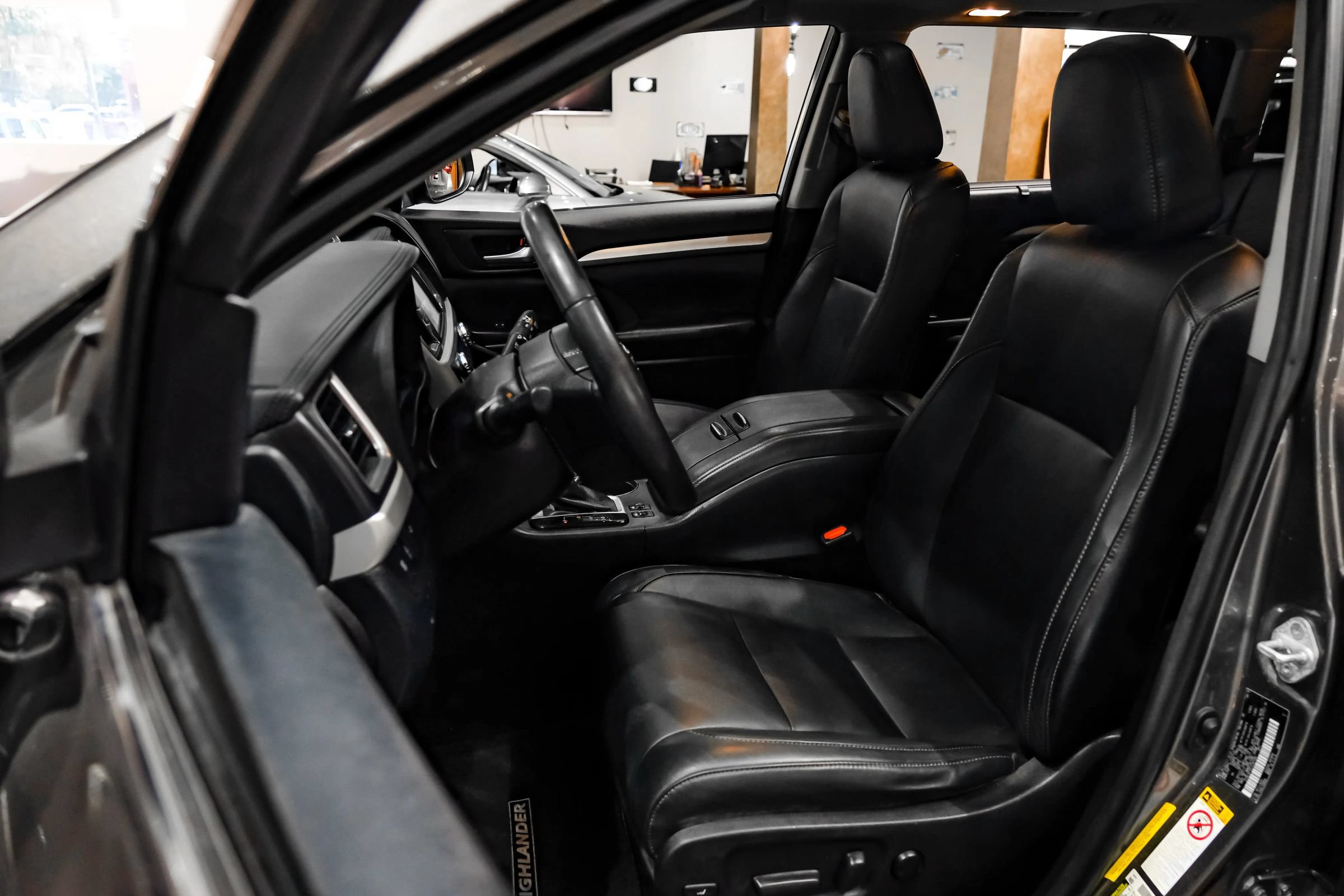 Used 2018 Toyota Highlander XLE FWD image 34
