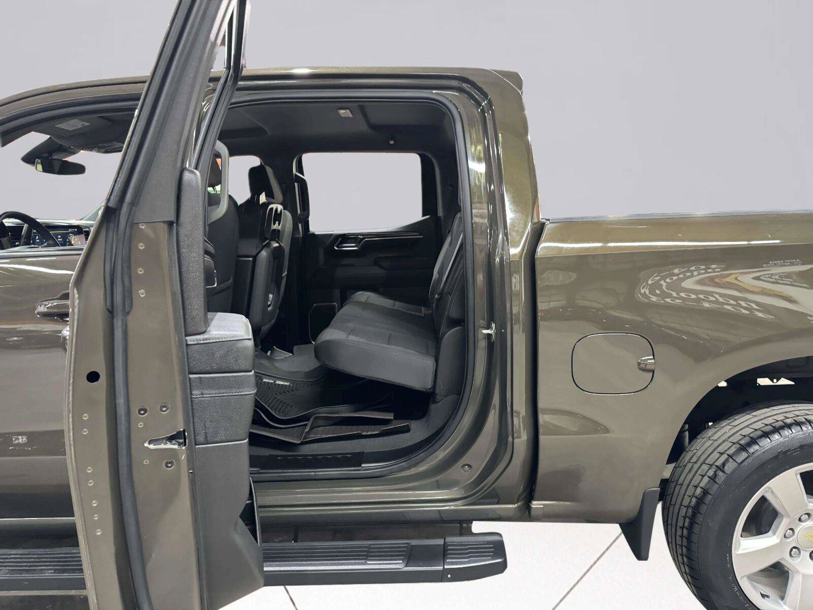 Used 2023 Chevrolet Silverado 1500 LT AWD/4WD image 32
