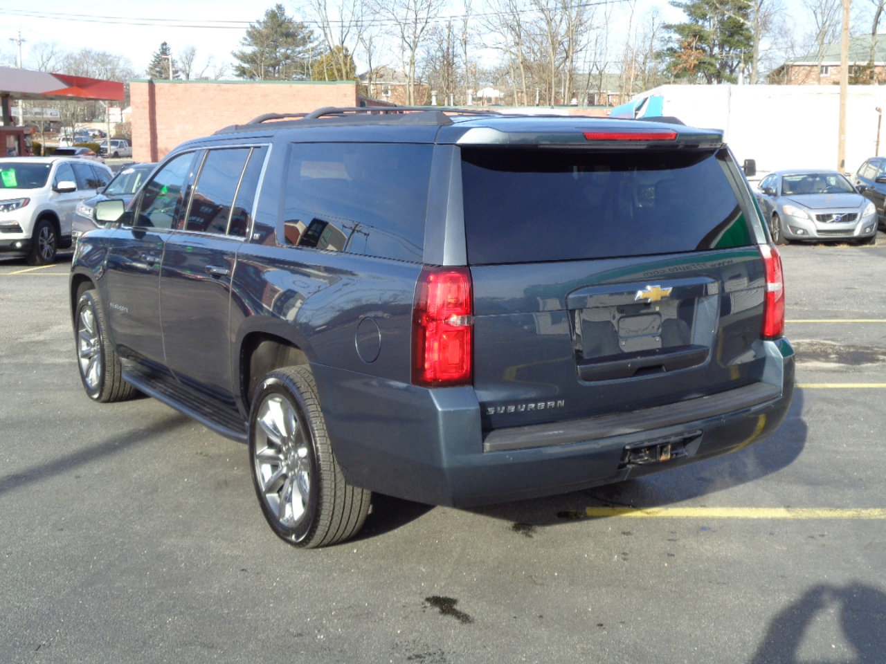 Used 2019 Chevrolet Suburban LT w/ Luxury Package image 3