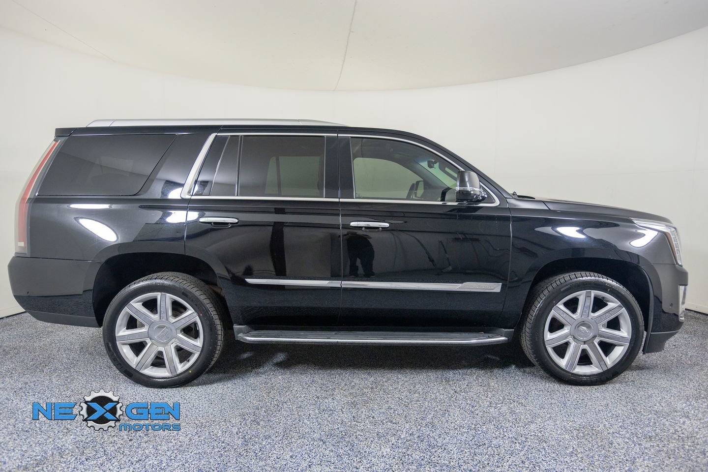 Used 2017 Cadillac Escalade Luxury AWD/4WD image 9