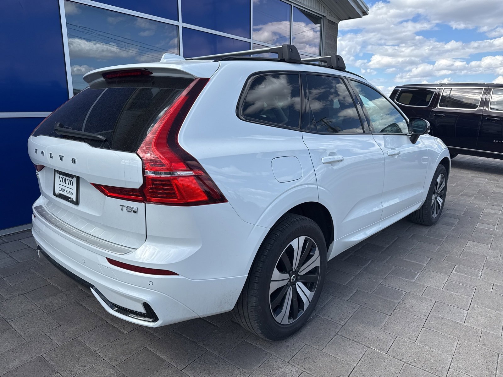 Certified 2025 Volvo XC60 T8 Core w/ Protection Package Premier image 4