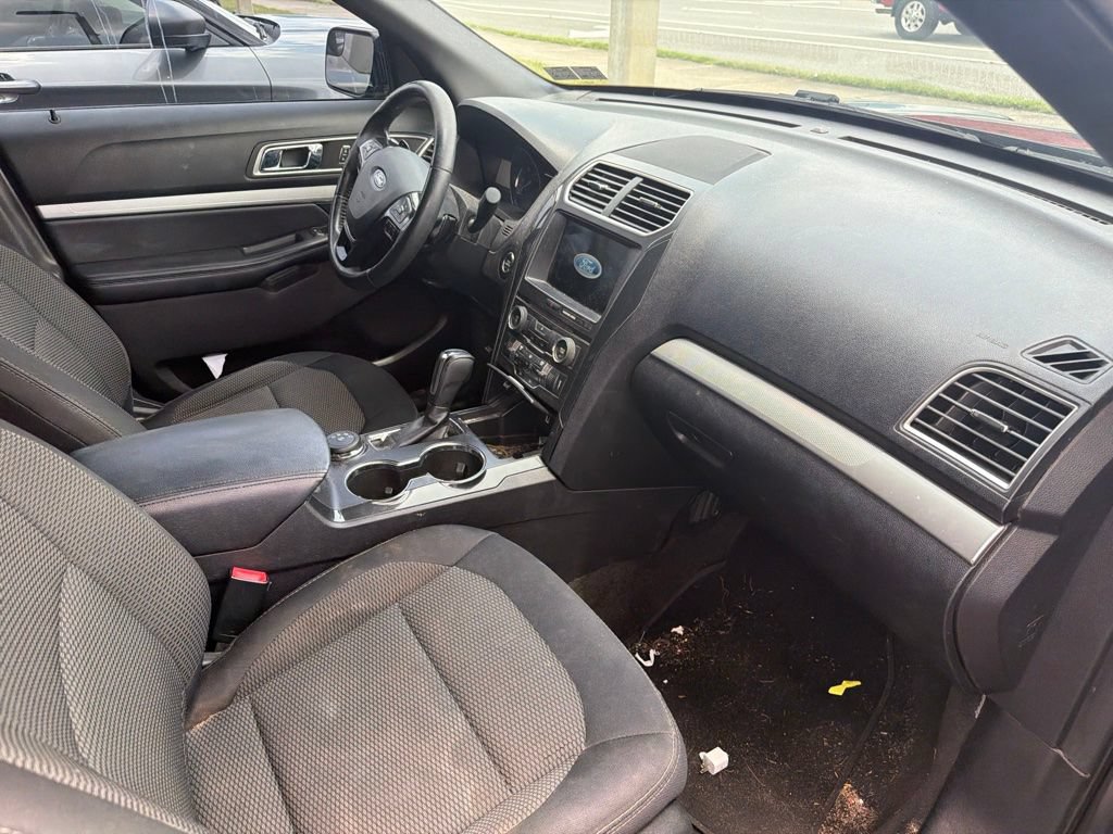 Used 2017 Ford Explorer XLT w/ Equipment Group 201A AWD/4WD image 8