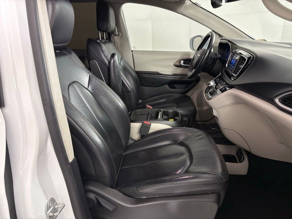 Used 2019 Chrysler Pacifica Touring-L image 42