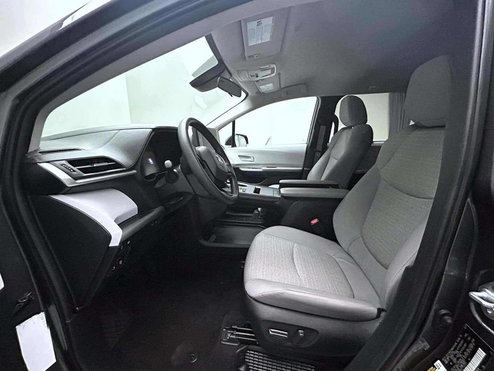 Used 2025 Toyota Sienna LE FWD image 10