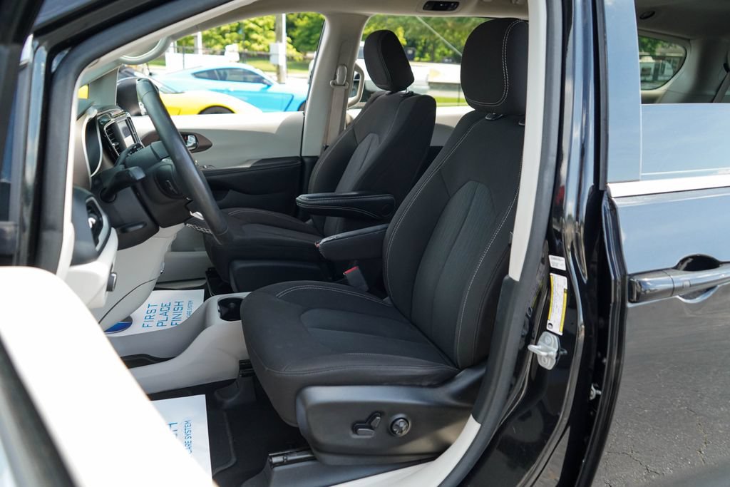 Used 2023 Chrysler Voyager LX FWD image 6