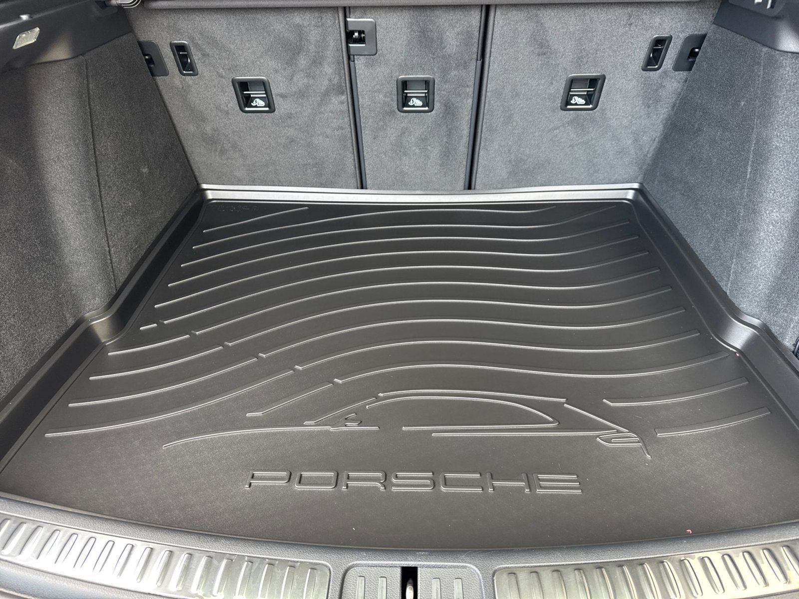 Certified 2026 Porsche Macan AWD/4WD image 17