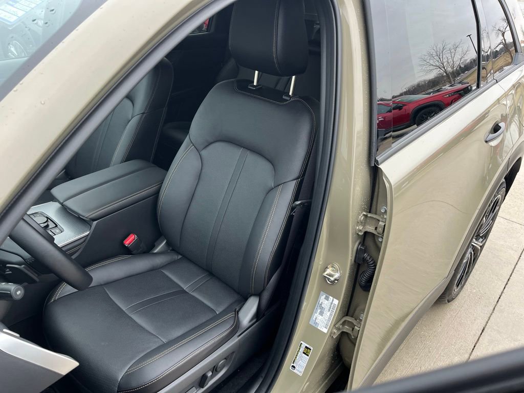 Used 2025 MAZDA CX-70 Plug-In Hybrid w/ Premium Pkg image 12