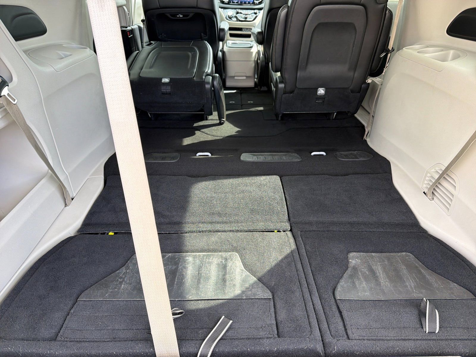 Used 2023 Chrysler Pacifica Touring-L FWD image 15
