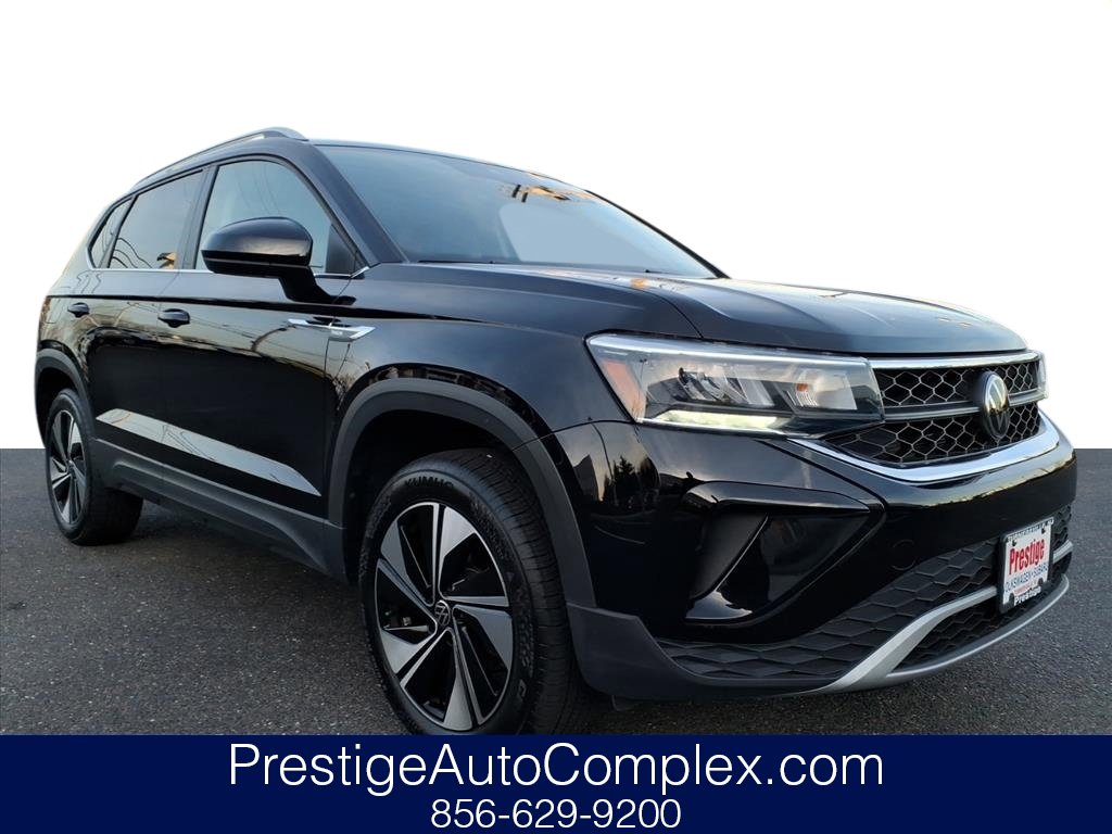 Certified 2024 Volkswagen Taos SE image 1