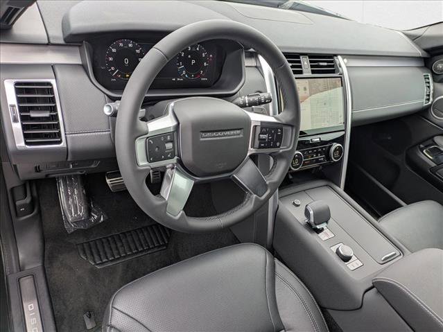 New 2025 Land Rover Discovery Dynamic SE image 3