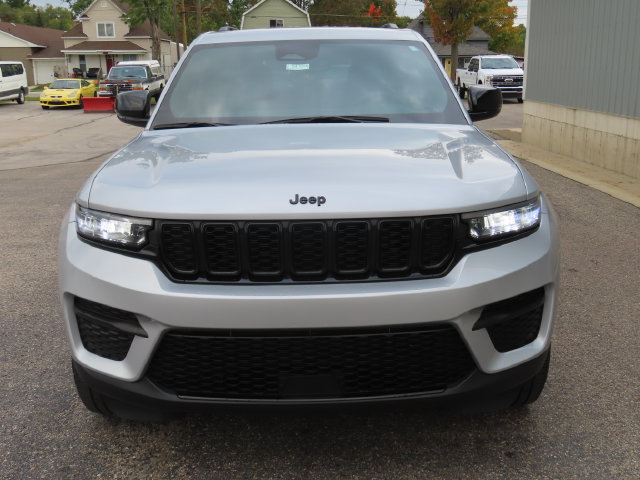 Used 2023 Jeep Grand Cherokee Altitude AWD/4WD image 12