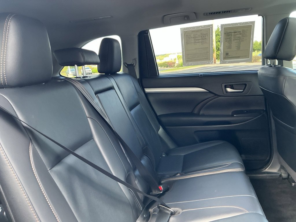 Used 2019 Toyota Highlander XLE AWD/4WD image 35