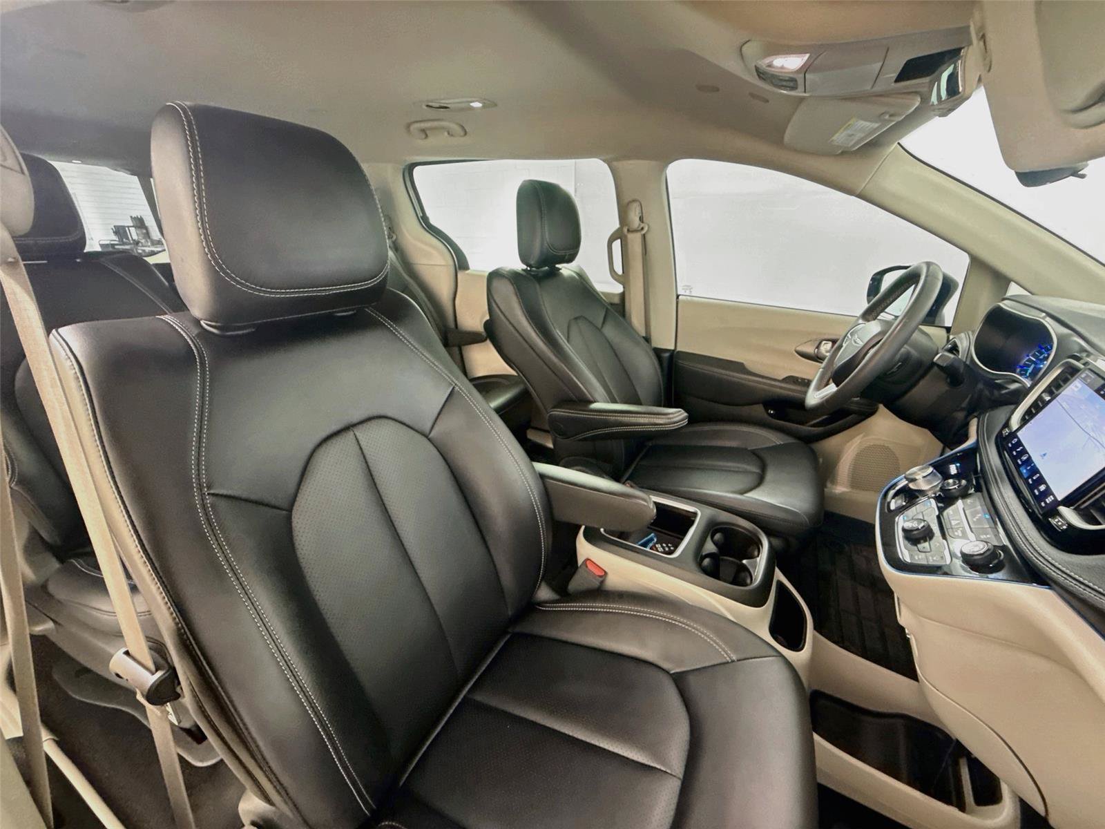 Used 2024 Chrysler Pacifica Limited FWD image 17