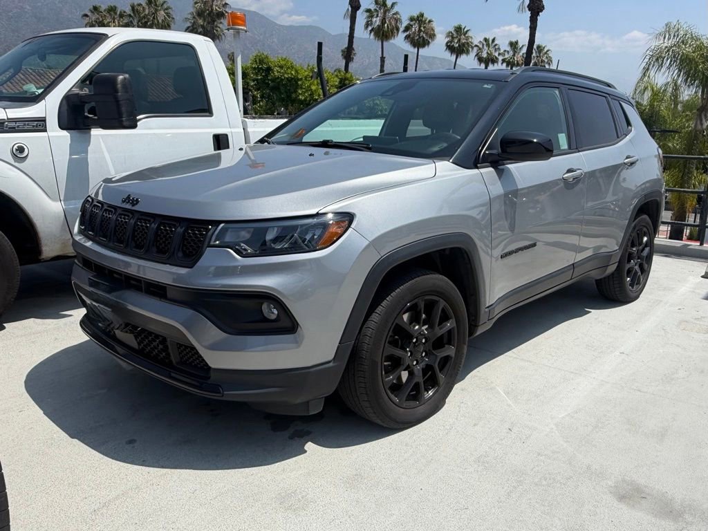 Used 2023 Jeep Compass Latitude AWD/4WD image 2