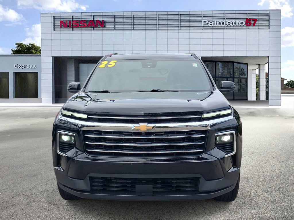 Used 2025 Chevrolet Traverse LT FWD image 2