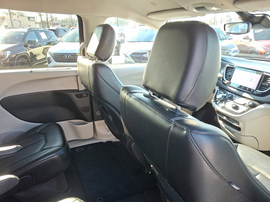 Certified 2023 Chrysler Pacifica Touring-L image 13