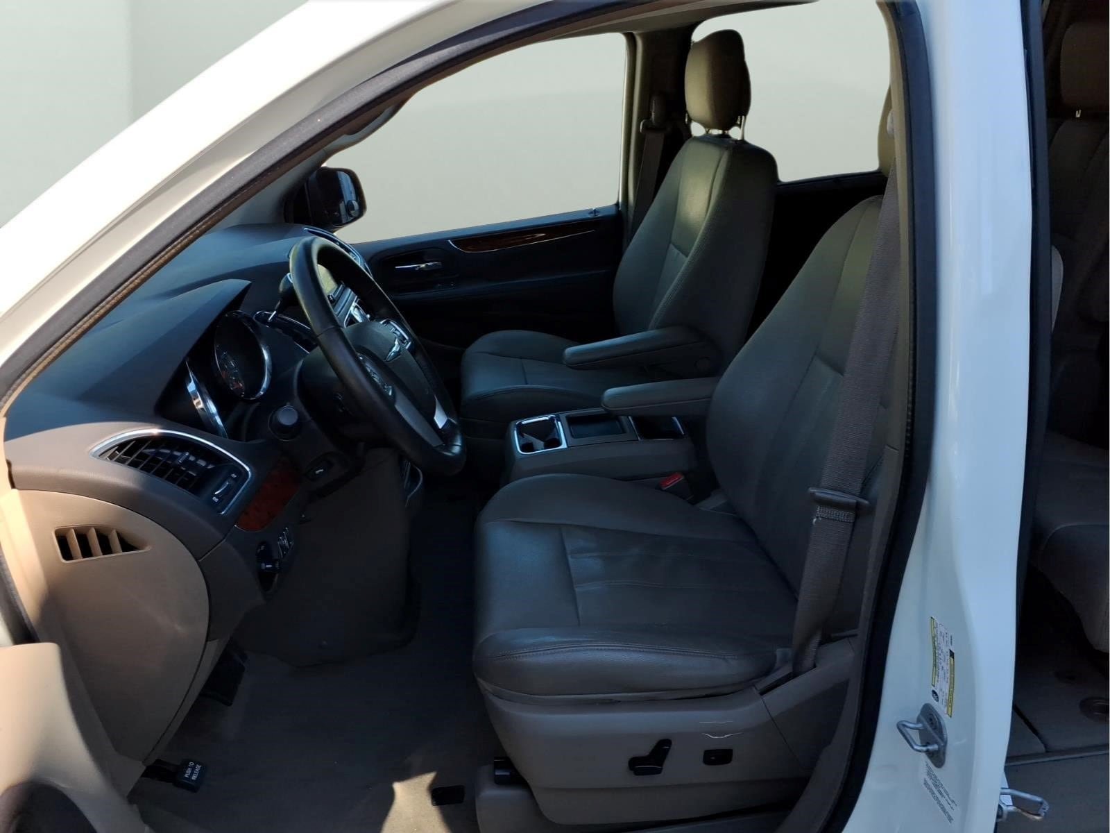 Used 2013 Chrysler Town & Country Touring-L w/ Driver Convenience Group FWD image 27
