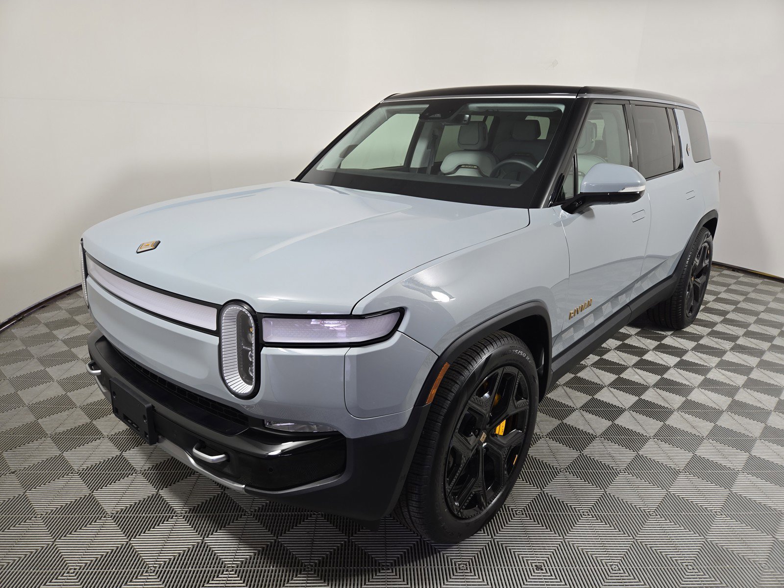 Used 2024 Rivian R1S Adventure AWD/4WD image 1