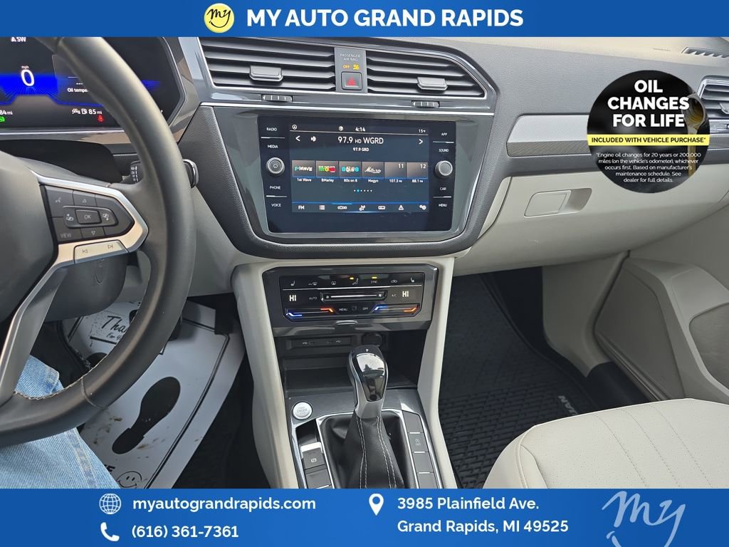 Used 2023 Volkswagen Tiguan SE w/ Panoramic Sunroof Package image 20